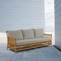 Banc en rotin au design intemporel alliant chaleur visuelle et confort d'assise pour un placement décoratif et fonctionnel