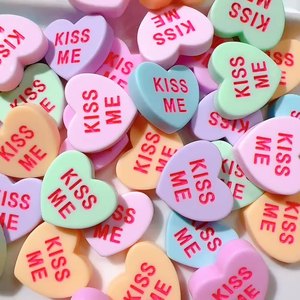 จี้เรซิ่นรูปหัวใจจิ๋ว จูบฉัน ของตกแต่งเรซิ่น ของเล่นจี้เรซิ่น สำหรับตกแต่ง รองเท้า กิ๊บติดผม จี้ศิลปะสำหรับตกแต่ง - Product Image 1