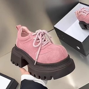 รองเท้าส้นตึกสีชมพูสไตล์สาวหวานสุดฮิตปี 2026 รองเท้าหนังเพิ่มความสูงอเนกประสงค์สำหรับสาวตัวเล็ก - Product Image 2