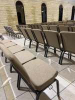 Chaises d'église en tissu empilable en métal de conception moderne pour l'école de théâtre et l'hôpital utilisent directement de l'usine