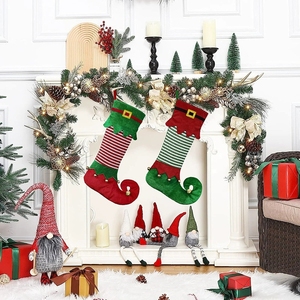 Calcetines Navideños Grandes con Forma de Elfo, Rojos y Verdes con Hebilla de Campana Dorada, Etiqueta Personalizada con Nombre <span class=keywords><strong>JOHN</strong></span> PETER, Lazo a Cuadros y Cuentas, Diseño Único - Product Image 2