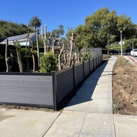 Puerta y Valla de WPC, Panel Personalizable con Poste de Aluminio, Diseño Moderno para Exteriores de Viviendas, Fácil de Instalar
