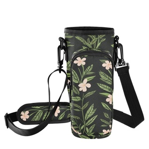 Sac de transport pour bouteille d'eau Hawaïenne personnalisé en rose Puakenikeni, compatible avec les bouteilles de 40 oz, avec poche pour téléphone et bandoulière réglable - Product Image 1