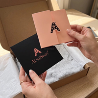 Cartes de remerciement personnalisées imprimées avec enveloppe noire douce au toucher, logo rose, pelliculage mat et dorure noire pour l'emballage de la marque