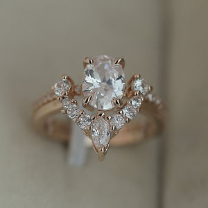 Elegante anello con pietra ovale per donna, design scintillante intarsiato, gioielli alla moda in tonalità rosa - Product Image 2