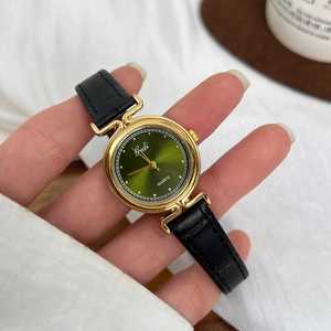 Reloj de pulsera retro para mujer con esfera verde, caja dorada, correa de cuero negra, resistente al agua, reloj de cuarzo para ir al trabajo. - Product Image 4