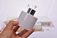 Bouteilles diffuseurs de parfum en verre noir mat de luxe personnalisées 100ml-200ml avec bouchon à vis, écologiques, recyclables, sérigraphiées