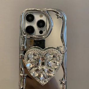 Custodia Premium Antiurto per <span class=keywords><strong>iPhone</strong></span> 15 Pro Max, Argento Galvanizzato a Forma di Cuore con Diamanti, Finitura a Specchio, Supporto Integrato 3D - Product Image 3