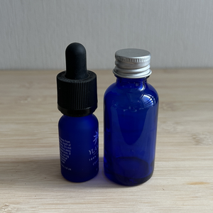 Flacon vaporisateur en verre bleu foncé réutilisable <span class=keywords><strong>de</strong></span> 50 ml pour cheveux et corps, idéal pour les huiles essentielles, les toniques faciaux et l'<span class=keywords><strong>eau</strong></span> <span class=keywords><strong>de</strong></span> rose - Product Image 3