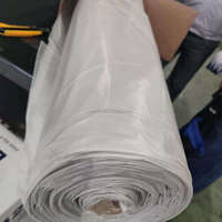 Rouleau de bâche en polyéthylène souple translucide imperméable pour protection contre les projections et barrière anti-vapeur dans les projets de construction et de rénovation.