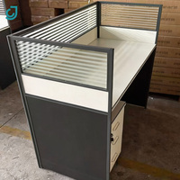 Escritorio de Oficina JC con Separador de Ambientes, Mesa de Computadora Moderna con Pantalla de Privacidad, Escritorio de Madera con Cajones de Almacenamiento