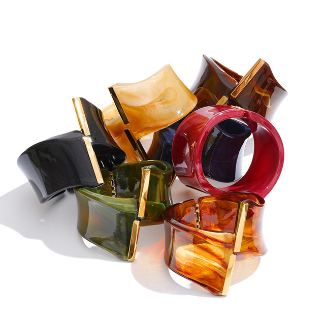 JINYOU 6877 Chic Acrylic Resin Distortion Design Chic Bangle 18K Gold Plated Openable Bangle for Party Jewelry