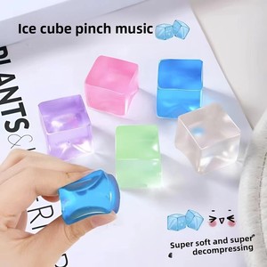 ของเล่นบีบหัวริลัคคุมะจากหนังสือเล่มเล็กสีแดง - ของเล่นคลายเครียดสำหรับเด็ก ทำจากซิลิโคนเกรดอาหาร เนื้อสัมผัสนุ่มเนียน และคืนรูปช้า - Product Image 6