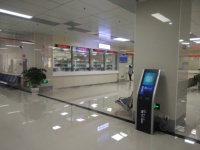 Distributeur de jetons intelligent 17 pouces avec écran LED/LCD sans fil pour affichage des numéros, système de gestion des files d'attente pour hôpitaux/banques