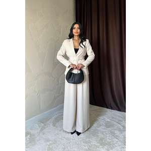 Elegante conjunto de blazer beige para mujer con cinturón y solapas con bolsillos y pantalones de pierna ancha. - Product Image 3