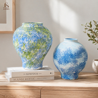 Vase à fleurs en céramique bleu et blanc Jossin avec motif abstrait émaillé pour la décoration intérieure nordique, présentation sur étagère et décoration intérieure