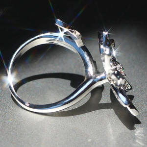 Anello con Diamante T0059 in Oro Bianco, Taglio Brillante Rotondo, Colore D Naturale, Gioiello Romantico da Matrimonio per Donne - Product Image 3