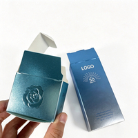 Boîtes cosmétiques en papier d'art OEM ODM avec finition métallique argentée et gaufrage pour sérum de protection solaire, taille personnalisée