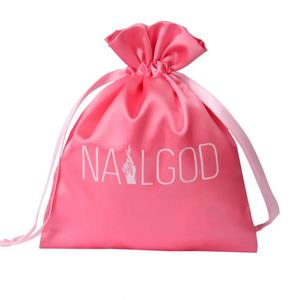 Bolsas de Satén para Pelucas con Cordón, Personalizadas con Logotipo Impreso en Serigrafía, Color Rosa, para Empaque de Extensiones de Cabello - Product Image 2
