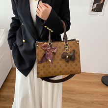 Mochila de Diseño de Último Modelo, Personalizada de Alta Gama, Poliéster de Lujo con Botón Sólido, Portátil y Elegante - Product Image 4