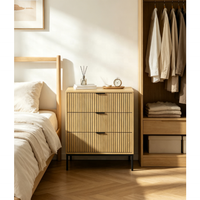 Commode moderne en chêne clair à 3 tiroirs, façade de tiroir cannelée, poignées et pieds en métal noir, commode de rangement en bois