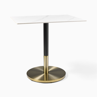 Table de salle à manger carrée blanche de luxe moderne avec des accents d'or pour le restaurant