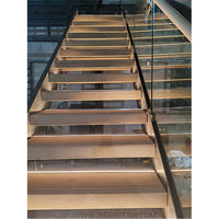 Escalier droit double face pratique pour la maison avec une belle balustrade en verre et des marches en bois anti-rayures