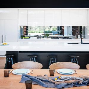 Villa moderna de madera con paredes de vidrio y detalles de piedra para espacios de vida al aire libre - Product Image 4