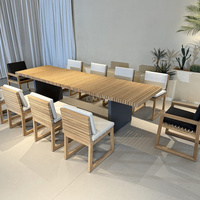 Table de jardin en bois avec plateau à lattes longues et bases à panneaux pour terrasse extérieure