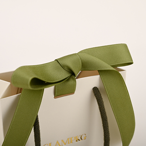 GLAMPKG - Caja de Joyería con Logotipo Estampado en Caliente Personalizado al por Mayor, Bolsa de Papel para Almacenamiento de Joyas con Asa de Listón para Regalo - Product Image 3