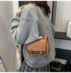 Nuevo bolso bandolera estilo retro Maillard para mujer, moderno bolso cuadrado tipo saddle. - Product Image 4