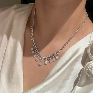 Collar de Lujo con Borlas en Forma de V y Diamantes, Oro Blanco de 18K, Piedras de Corte Mixto en Forma de Pera, Esmeralda y Redondas, Joyería Fina con Pavé Completo - Product Image 1