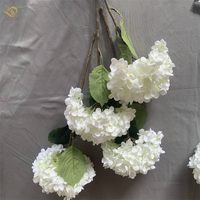 Fleurs d'hortensia blanches en rayonne pour la décoration de mariages et les fournitures de mariage en gros.