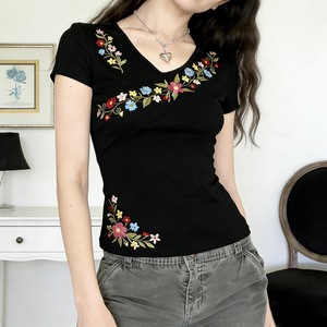 เสื้อยืดคอวีปักลายดอกไม้สไตล์เรโทรสำหรับผู้หญิง ทรงเข้ารูป คอเสื้อไม่สมมาตร แขนสั้น ใช้งานได้หลากหลาย สวมใส่สบาย - Product Image 2