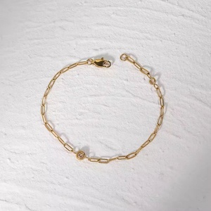กำไลข้อมือแบบโซ่คลิปหนีบกระดาษประดับมุกน้ำจืด สแตนเลสสตีลชุบทอง 18K PVD กันน้ำ ดีไซน์ทันสมัย สำหรับทุกเพศ ขายส่ง - Product Image 3