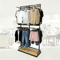 Exhibidor de Ropa Metálico de Doble Cara Personalizado con Base de Madera, Mueble Exhibidor de Prendas para Tiendas de Ropa