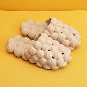 Claquettes à bulles pour hommes et femmes, ultra amusantes, avec semelle épaisse en EVA souple, antidérapantes, style balle de golf, pour spa, avec coussin de massage effet litchi - Product Image 2