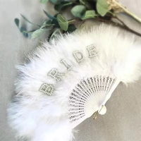 Éventail pliant rétro pour mariée avec perles et plumes, idéal pour mariage, enterrement de vie de jeune fille, fête prénuptiale, ou comme accessoire décoratif.