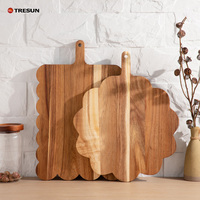 Houten snijplank met decoratieve gegolfde vorm van acaciahout, geschikt voor charcuterie, keukendecoratie, kaas, vlees, fruit en brood.