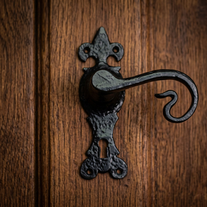 Poignée de porte traditionnelle en fonte noire avec plaque et trou pour clé, design ambidextre, installation facile - Coshik Exports - Product Image 3