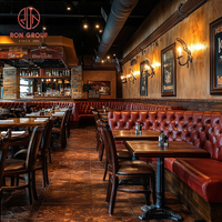 Ensemble de mobilier de restaurant commercial, canapé en cuir véritable rouge foncé avec table et chaises de salle à manger en bois classique pour café