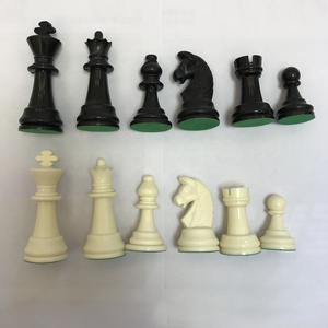 Jeu d'échecs portable pliable de tournoi en plastique avec pièces feutrées, hauteur du roi de 6,5 cm (2,5 pouces), sans aimant - Product Image 1