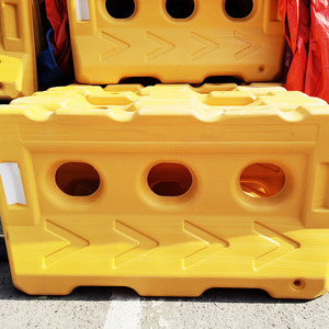 Barrière de circulation jaune en plastique moulé par soufflage, remplissable d'eau, 1200x680mm, type bouche, pour isolation routière - Product Image 1