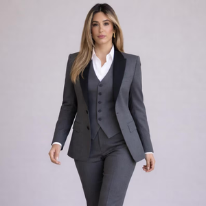 Ensemble de costume trois pièces gris anthracite pour femme, blazer cintré à revers de smoking avec gilet assorti et pantalon coupe slim - Product Image 1
