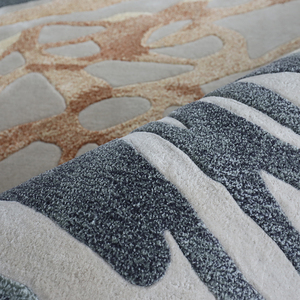 Tapis de soie rayonne exquis-Forme irrégulière avec des motifs organiques abstraits en gris et or, idéal pour les intérieurs avant-gardistes - Product Image 6