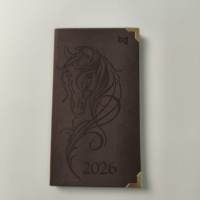 Agenda hebdomadaire personnalisé en gros 9,5x16,8cm, couverture rigide en PU noir 2026, avec protège-coins métalliques et bords colorés