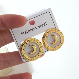 Boucles d'oreilles clous en émail marbré plaqué or 18 carats EH525 - Boucles d'oreilles en acier inoxydable, styles variés, bijoux pour femmes - Product Image 6