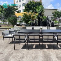 Ensemble de table rectangulaire et chaises de jardin en aluminium résistant aux intempéries, idéal pour la terrasse de la villa