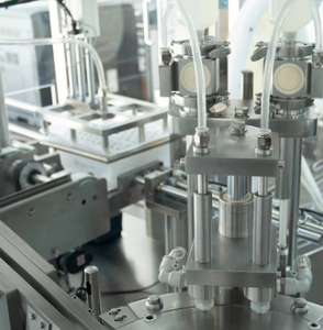 Machine de remplissage et de bouchage de seringues préremplies d'<span class=keywords><strong>acide</strong></span> <span class=keywords><strong>hyaluronique</strong></span> pour <span class=keywords><strong>injection</strong></span> humaine, 1 ml et 2 ml - Product Image 6