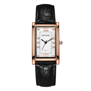 Montre tendance à quartz carrée avec bracelet en cuir et sertissage de diamants - Product Image 1
